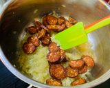 Kolbászos tojáspörkölt recept fázis 1 fotója