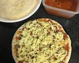 Hình bước làm 5 của món Pizza nhân thịt heo bằm sốt cà chua
