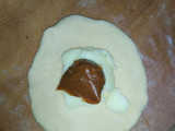 Rosca de Pascua rellena con crema pastelera y dulce de leche