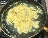 Foto del paso 3 de la receta: Huevos revueltos con crema y queso