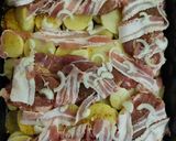 Krumpli ágyon sült tarja recept fázis 3 fotója