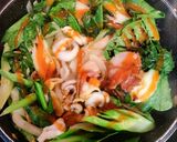 รูปขั้นตอนการทำที่ 4 ของ ผัดบะหมี่ซีอิ้วทะเลเบคอนพริกแห้ง🍜🦐🦑🥓🥬🌶style by barbie👩🏼‍🍳