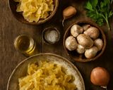 Foto del passaggio 1 della ricetta Farfallette con sugo di funghi