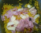 Foto del paso 1 de la receta: Tortilla de arroz amarillo con salchichas
