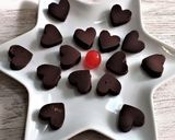 Foto del paso 7 de la receta: Bombones de chocolate con cerezas en forma de corazón