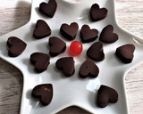 Foto del paso 7 de la receta: Bombones de chocolate con cerezas en forma de corazón