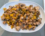 Une image de l'étape 13 de Poulet à la tomate, poivron jaune et cebettes.