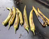 Une image de l'étape 3 de Piments verts marocains grillés.