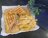 A picture of step 5 of Chicken and vegetables sandwiches mouth watering.