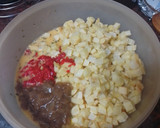 Foto del paso 2 de la receta: Tortilla de papas con cebolla caramelizada y pimiento del piquillo