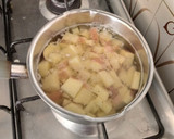 Foto del paso 1 de la receta: Tortilla de patata con espinacas y cebolla