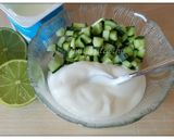 Hình bước làm 3 của món #cleaneating wraps với thịt heo, salad và sốt sữa chua dưa leo