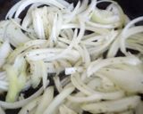 Foto del paso 4 de la receta: Merluza al horno en cama de zanahoria, zapallitos y cebolla caramelizada