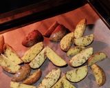 Foto langkah ke 2 dari resep Garlic Herb Potato Wedges.