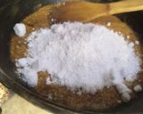 A picture of step 4 of Besan Goand aur till ka halwa.