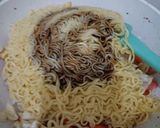 Foto langkah ke 5 dari resep Mie goreng sosis sayur.