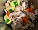 Foto del paso 3 de la receta Crema de calabacín y champiñón sin patata en Thermomix