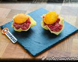 Foto del passaggio 7 della ricetta Finger Food -Battuta di fassona in cestino di parmigiano con tuorlo d’uovo fritto