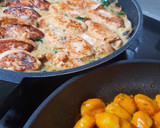 Foto del paso 5 de la receta: Ñoquis al pesto rojo con pechuga de pollo marinada en salsa de champiñones con espinacas