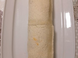 Arrollado de pan molde relleno de salmón ahumado y palmitos