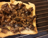 Foto del paso 6 de la receta: Pan tostado con champiñones y queso
