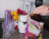 Foto del paso 1 de la receta: Smoothie de fresas y frutos del momento