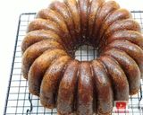 Foto langkah ke 8 dari resep Bolu Karamel atau Bolu Sarang Semut.