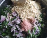 A picture of step 2 of Puffed rice and palak vade.