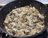 Une image de l'étape 14 de Poulet aux champignons, coriandre et crème de masala.