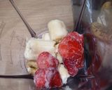 Foto langkah ke 1 dari resep Smoothies Pisang Strawberry.