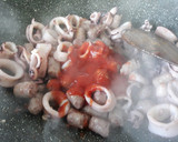 Foto del paso 3 de la receta: Salteado de arroz, calamares y salchichas