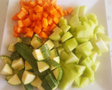 Foto del paso 1 de la receta: Pollo con verduras en jitomate