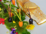 Lubina con mantequilla de especias, jardín de verduritas y licuado de espinacas y perejil