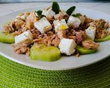 Foto del passaggio 5 della ricetta Insalata di farro con tonno, cetrioli, feta e menta