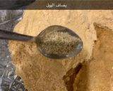 صورة لخطوة 3 من وصفة حلى السميد مع معجون التمر والمكسرات