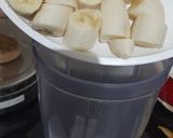 A picture of step 2 of Healthy Banana Walnut Smoothie.