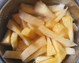 Foto langkah ke 2 dari resep Es Buah Tropical (Apel Nanas Markisa Anggur Sirup Terong Belanda).