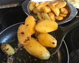Hagymás szűzérme krumplival recept fázis 2 fotója