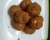 A picture of step 2 of Besan ke laddoo.