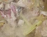 Gambar langkah 4 resipi Sup Dada Ayam.