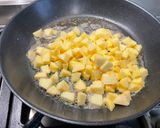 Une image de l'étape 4 de Gâteau moelleux aux pommes caramélisées, ricotta Cannelle et citron vert.