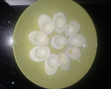 Foto del paso 2 de la receta: Huevos rellenos con queso de cabra y palitos de mar (súper fácil)