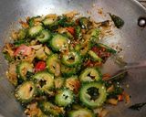 மசாலா பாகற்காய் பொரியல்(masala bittergourd poriyal recipe in tamil) ரெசிபி ஸ்டேப் 5 புகைப்படம்