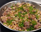 Foto del paso 6 de la receta: Alubias Blancas de Bote Exprés con Salchichas de Pollo y Champiñones
