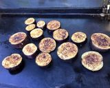 Une image de l'étape 6 de Aubergines violettes marinées grillées « skull ».
