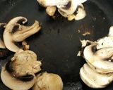 Foto del paso 3 de la receta: Chuletas en salsa de ostión y champiñones