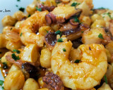 Foto del paso 8 de la receta: Salteado de garbanzos con pulpo y langostinos