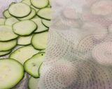 Foto del paso 2 de la receta: Chips de calabacín al parmesano