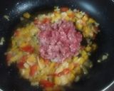 Foto del paso 3 de la receta: Zucchini relleno de carne, aceitunas negras y pimientos al gratín