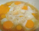 Hình bước làm 2 của món Trứng rim hành tây rau răm